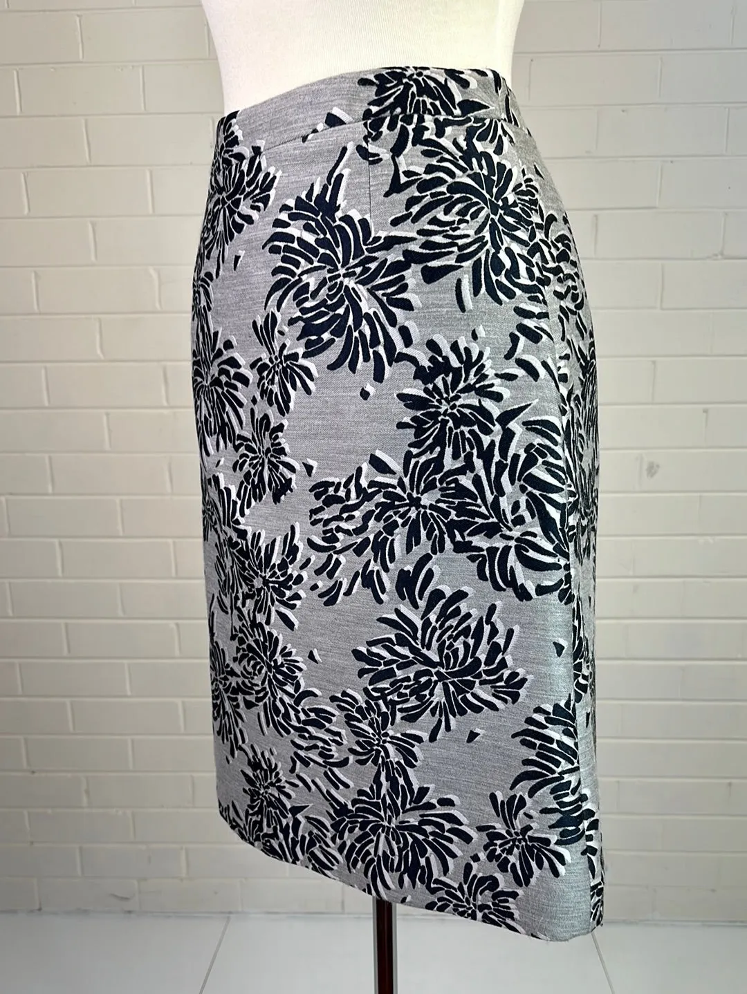 Hugo Boss | Germany | skirt | size 8 | knee length
